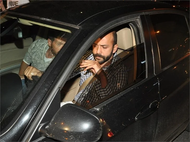 Engin Öztürk ve Sarp Akkaya polis motoruna çarptı!