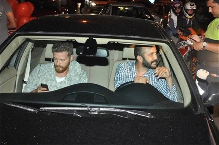 Engin Öztürk ve Sarp Akkaya polis motoruna çarptı!