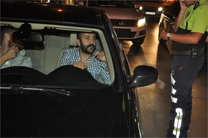 Engin Öztürk ve Sarp Akkaya polis motoruna çarptı!