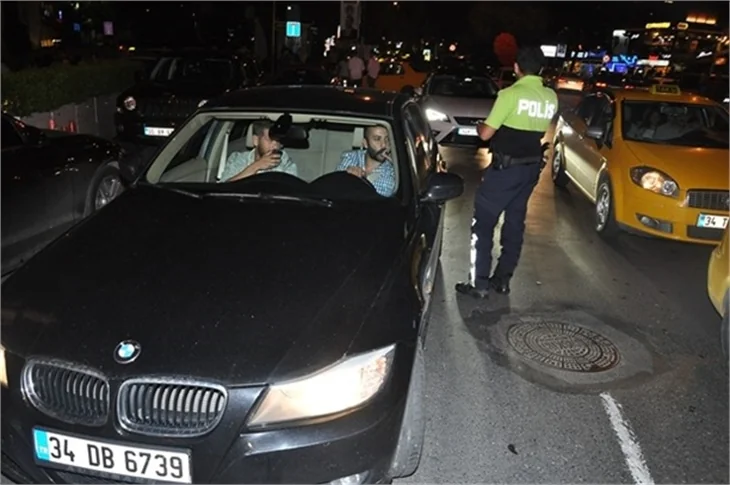 Engin Öztürk ve Sarp Akkaya polis motoruna çarptı!