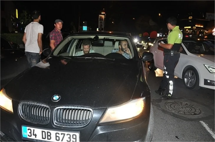 Engin Öztürk ve Sarp Akkaya polis motoruna çarptı!