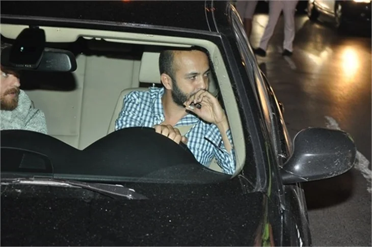 Engin Öztürk ve Sarp Akkaya polis motoruna çarptı!