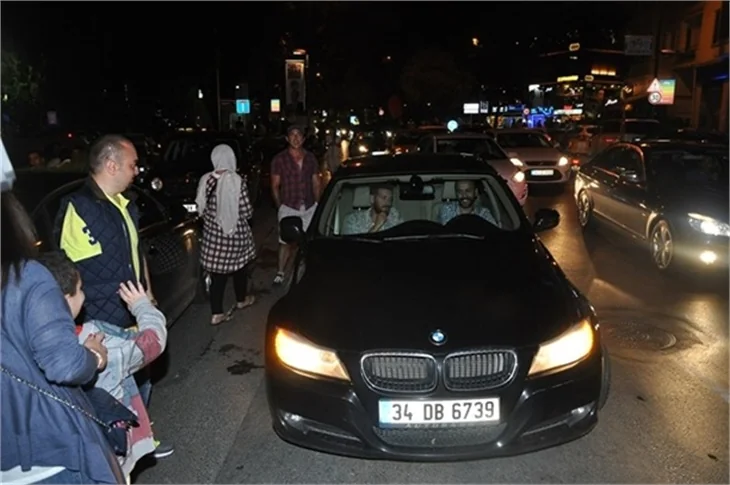Engin Öztürk ve Sarp Akkaya polis motoruna çarptı!
