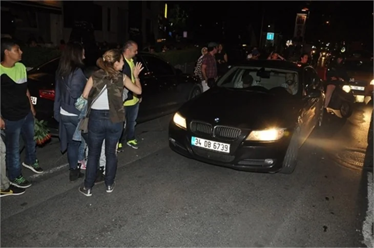Engin Öztürk ve Sarp Akkaya polis motoruna çarptı!