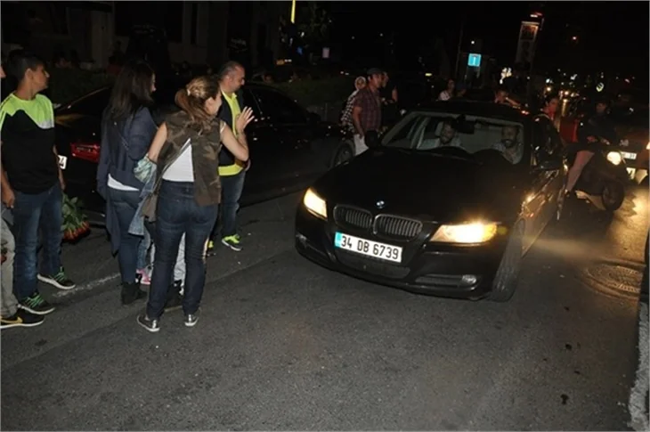 Engin Öztürk ve Sarp Akkaya polis motoruna çarptı!