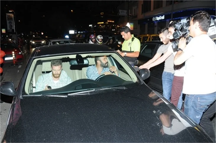 Engin Öztürk ve Sarp Akkaya polis motoruna çarptı!