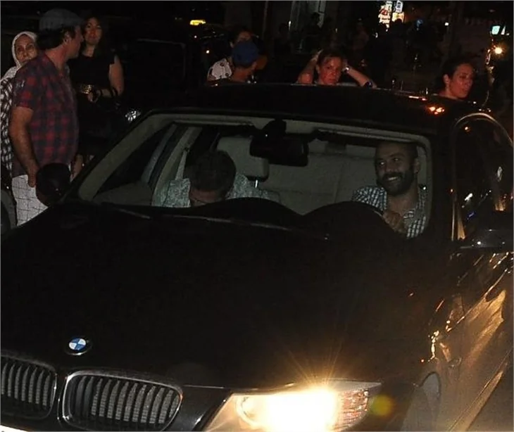 Engin Öztürk ve Sarp Akkaya polis motoruna çarptı!