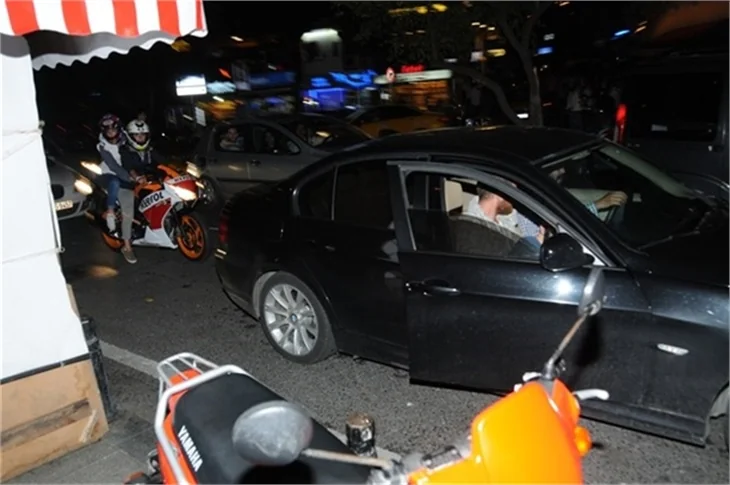 Engin Öztürk ve Sarp Akkaya polis motoruna çarptı!