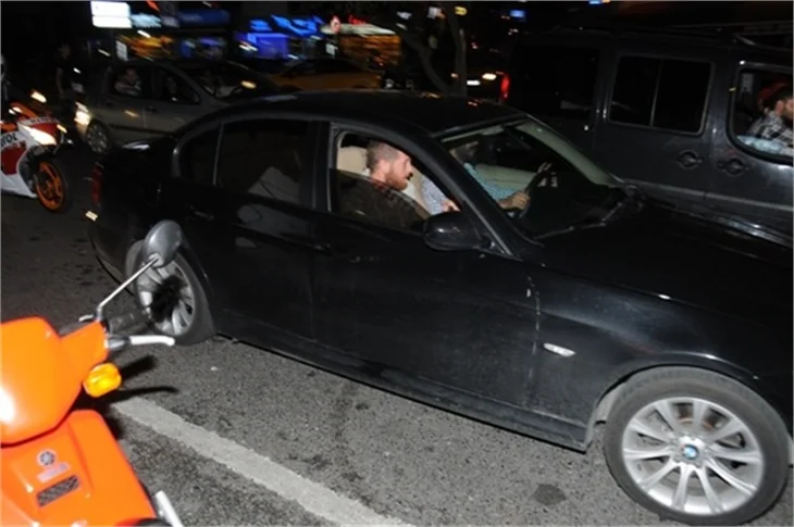 Engin Öztürk ve Sarp Akkaya polis motoruna çarptı!