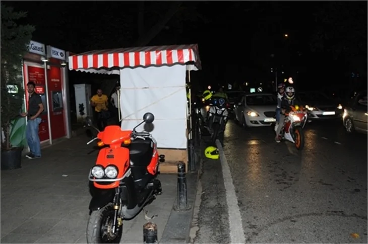 Engin Öztürk ve Sarp Akkaya polis motoruna çarptı!