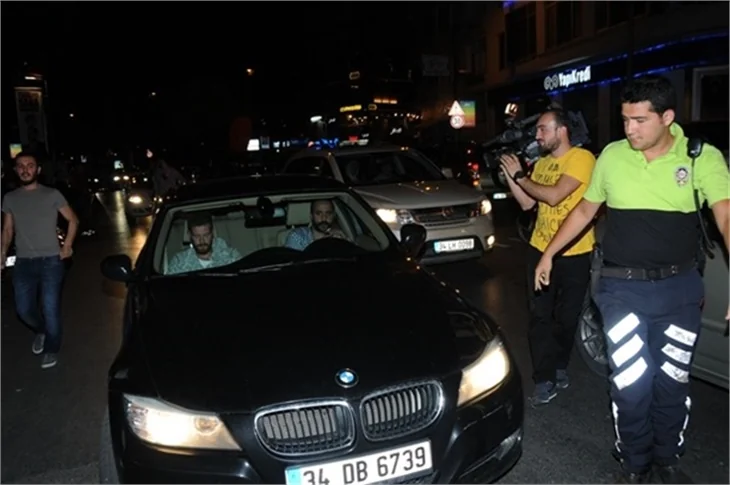 Engin Öztürk ve Sarp Akkaya polis motoruna çarptı!