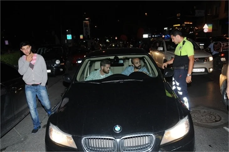 Engin Öztürk ve Sarp Akkaya polis motoruna çarptı!