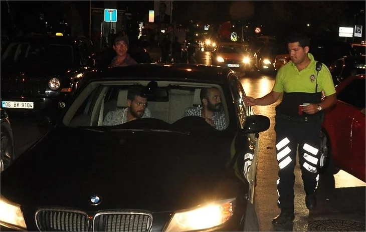 Engin Öztürk ve Sarp Akkaya polis motoruna çarptı!