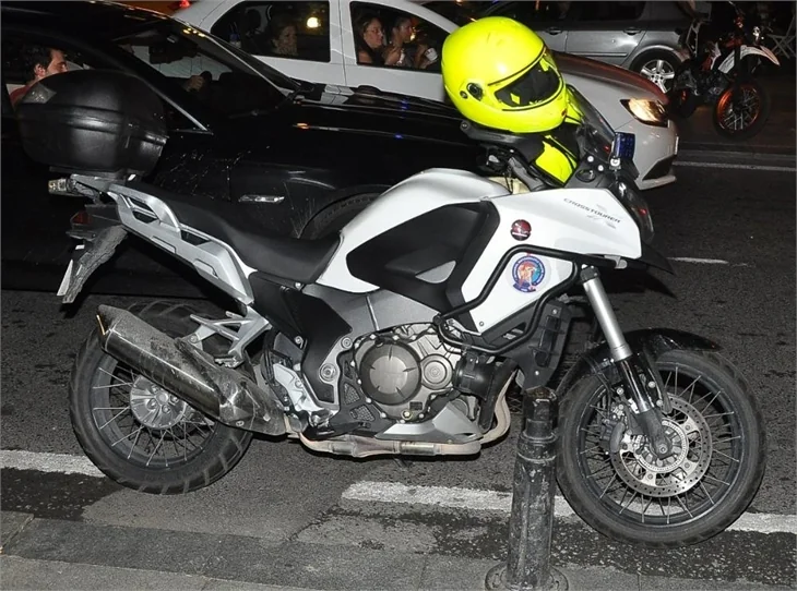 Engin Öztürk ve Sarp Akkaya polis motoruna çarptı!