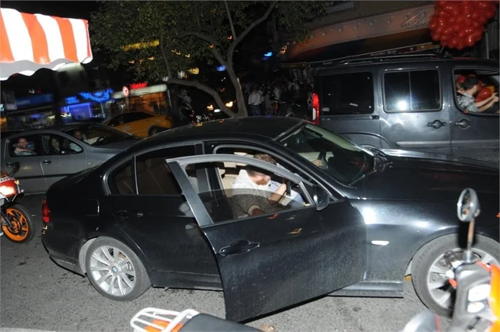 Engin Öztürk ve Sarp Akkaya polis motoruna çarptı!