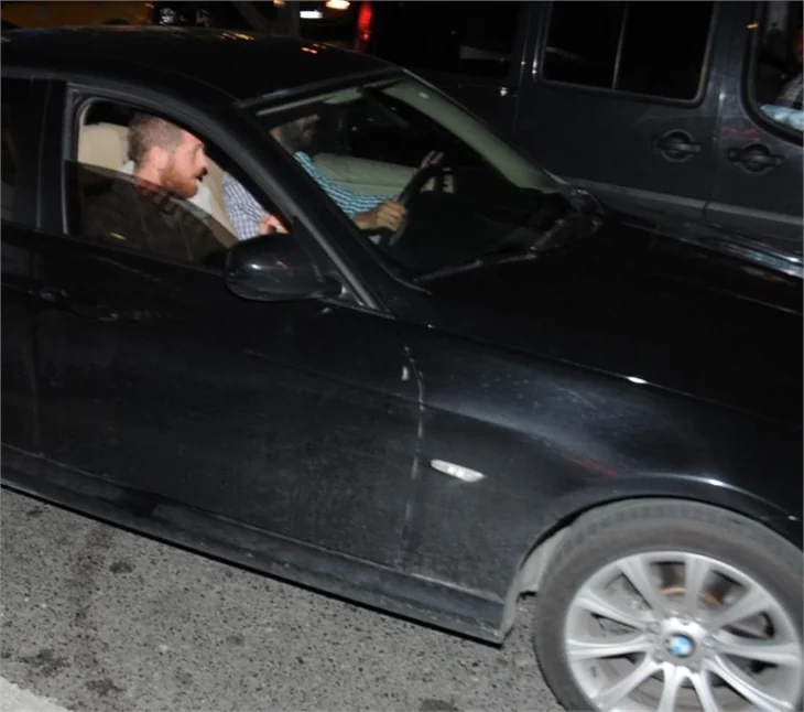 Engin Öztürk ve Sarp Akkaya polis motoruna çarptı!