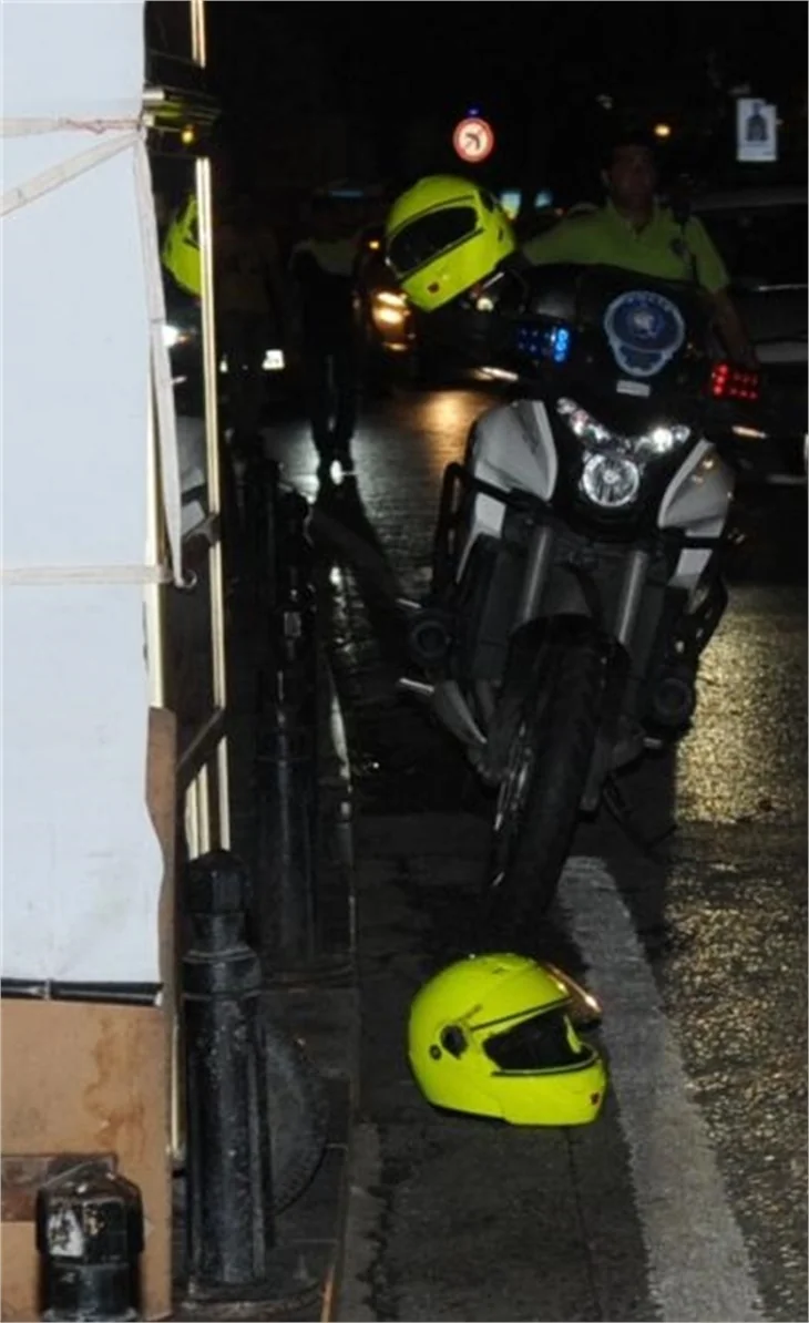 Engin Öztürk ve Sarp Akkaya polis motoruna çarptı!