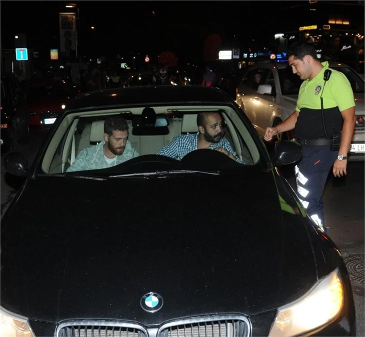 Engin Öztürk ve Sarp Akkaya polis motoruna çarptı!