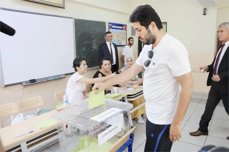 Ünlü isimler sandık başında!