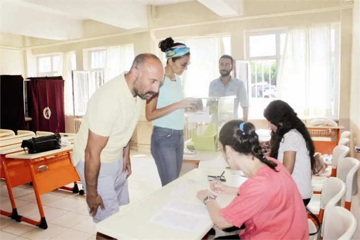 Ünlü isimler sandık başında!