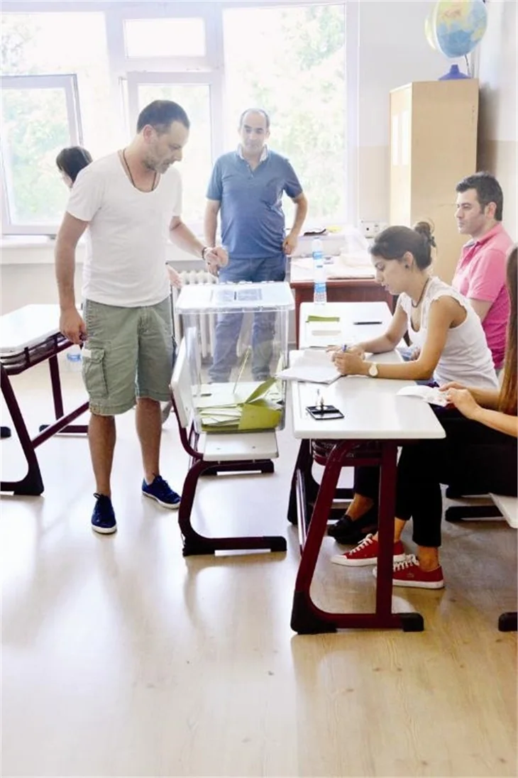 Ünlü isimler sandık başında!
