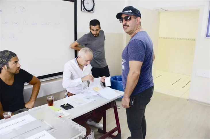 Ünlü isimler sandık başında!