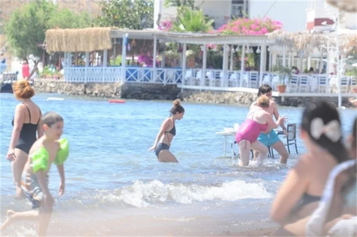 Atiye: Anneanne bikinisiyle yakalandım