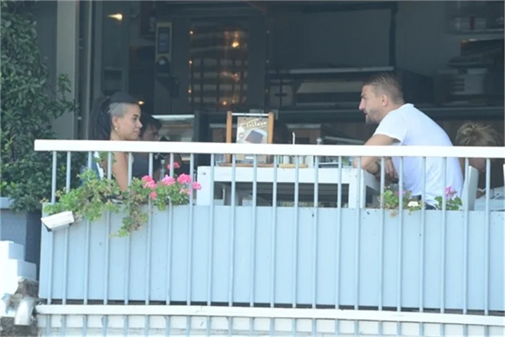 Caner-Asena Erkin çiftinden hararetli sohbet