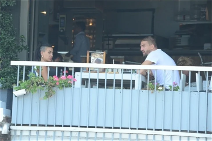 Caner-Asena Erkin çiftinden hararetli sohbet