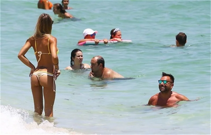 Laura Cremaschi'den bikini şov