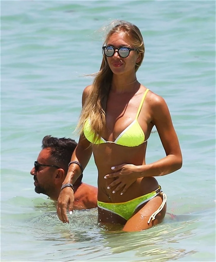 Laura Cremaschi'den bikini şov