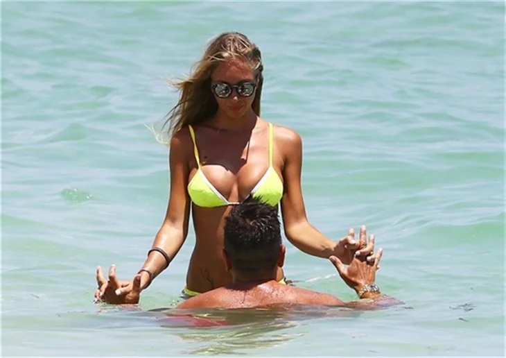 Laura Cremaschi'den bikini şov