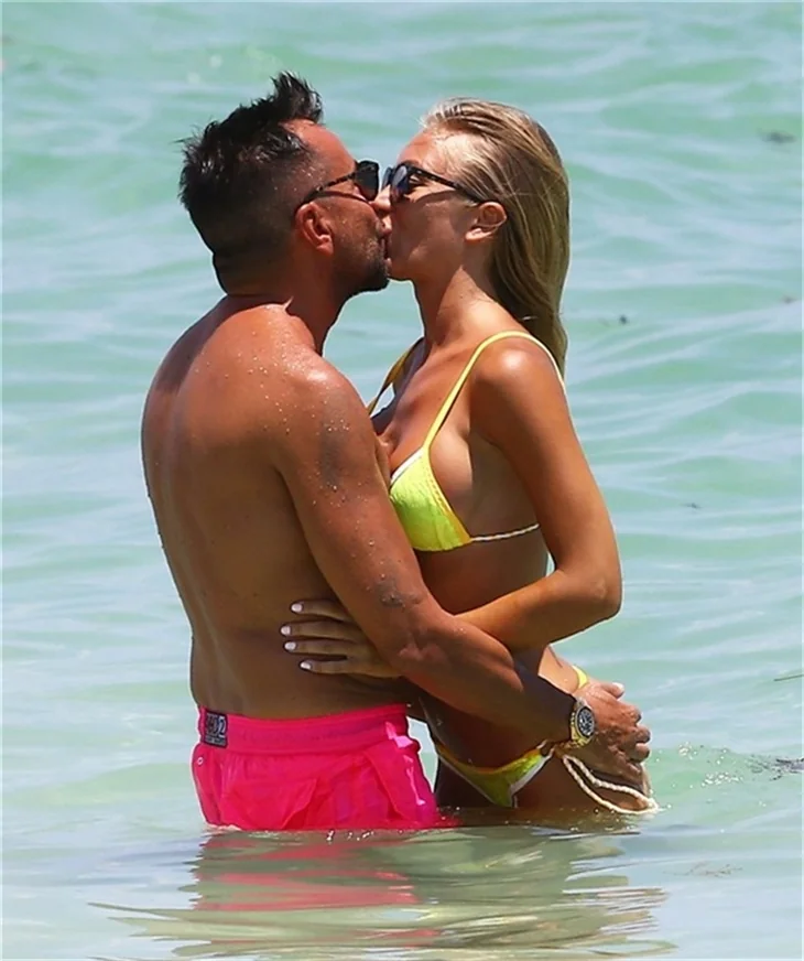 Laura Cremaschi'den bikini şov