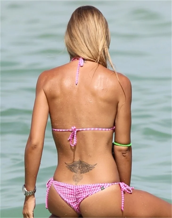 Laura Cremaschi pembe bikinisiyle!
