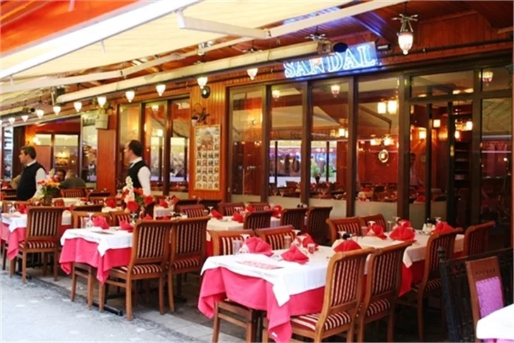 Kumkapı'nın vazgeçilmez mekanı: Sandal Restaurant