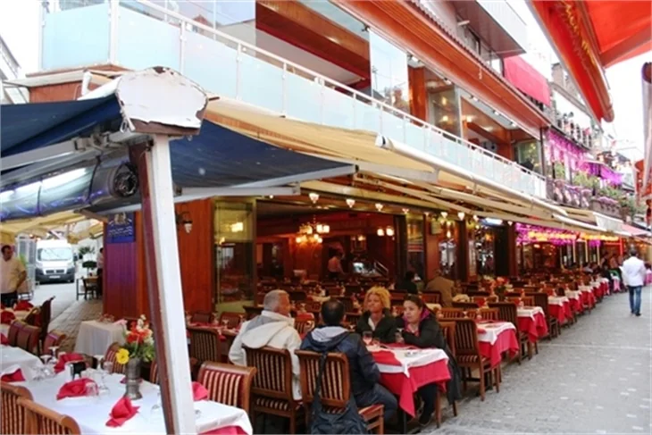 Kumkapı'nın vazgeçilmez mekanı: Sandal Restaurant