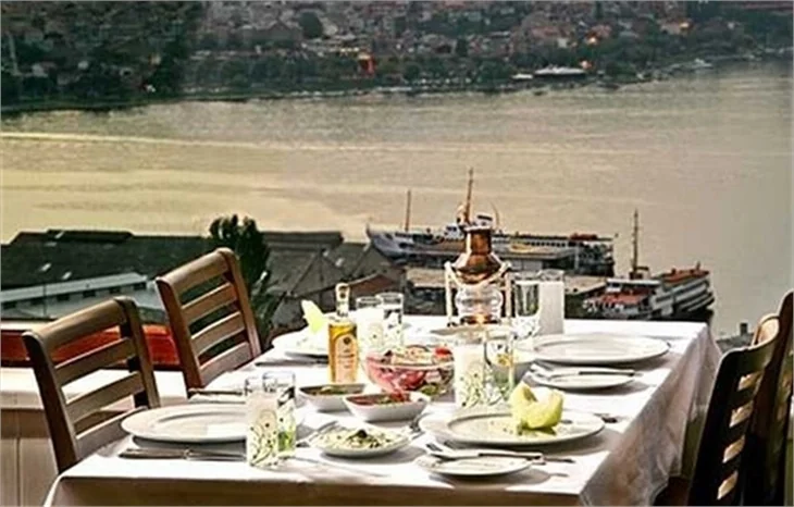 Muhteşem Haliç manzarası ile Adalı Meyhane!