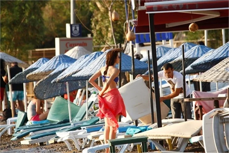 Medcezir'in Ayşe'si bikinili yakalandı!