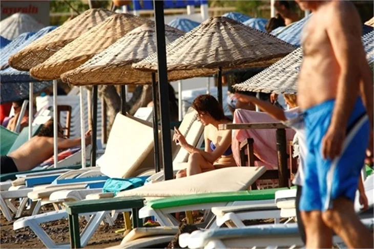 Medcezir'in Ayşe'si bikinili yakalandı!