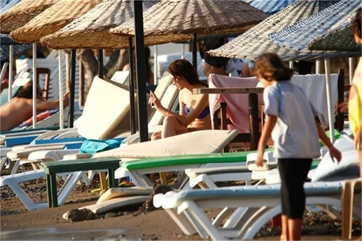 Medcezir'in Ayşe'si bikinili yakalandı!