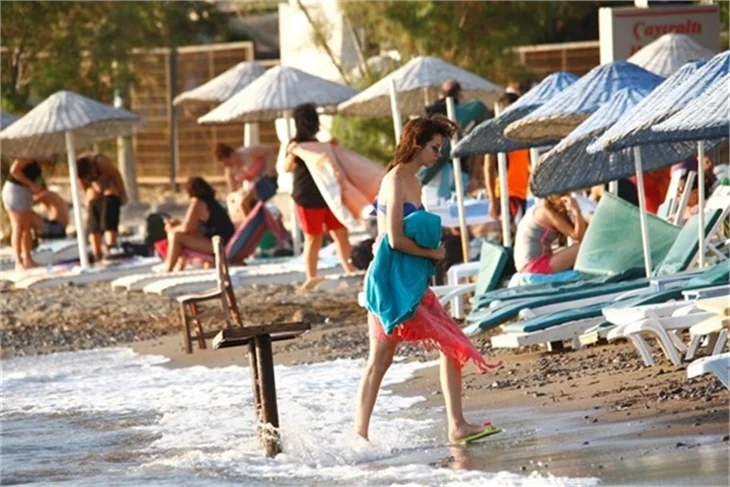Medcezir'in Ayşe'si bikinili yakalandı!