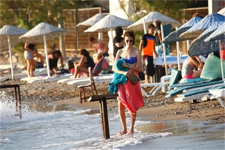 Medcezir'in Ayşe'si bikinili yakalandı!