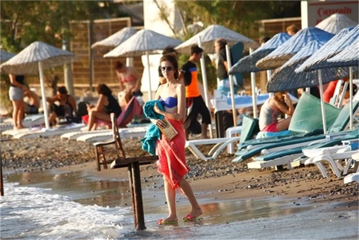 Medcezir'in Ayşe'si bikinili yakalandı!