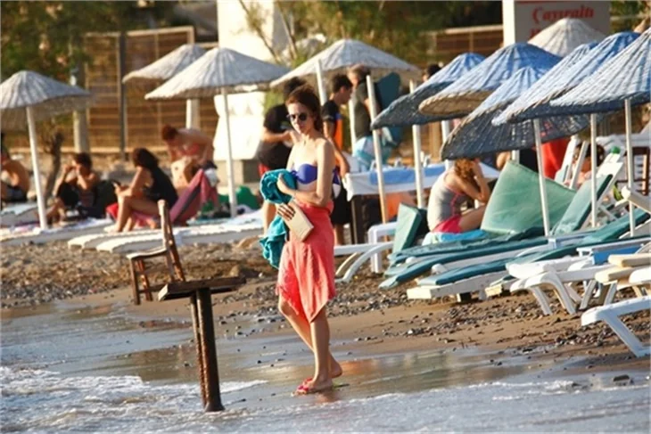 Medcezir'in Ayşe'si bikinili yakalandı!