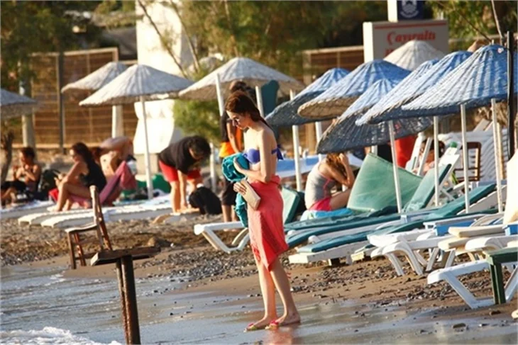 Medcezir'in Ayşe'si bikinili yakalandı!