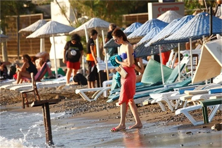 Medcezir'in Ayşe'si bikinili yakalandı!