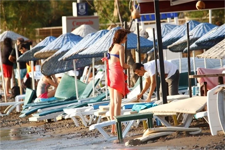 Medcezir'in Ayşe'si bikinili yakalandı!