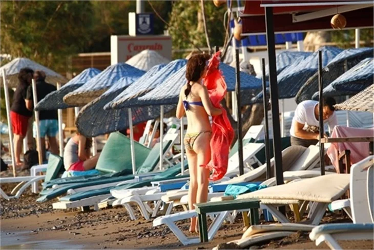Medcezir'in Ayşe'si bikinili yakalandı!