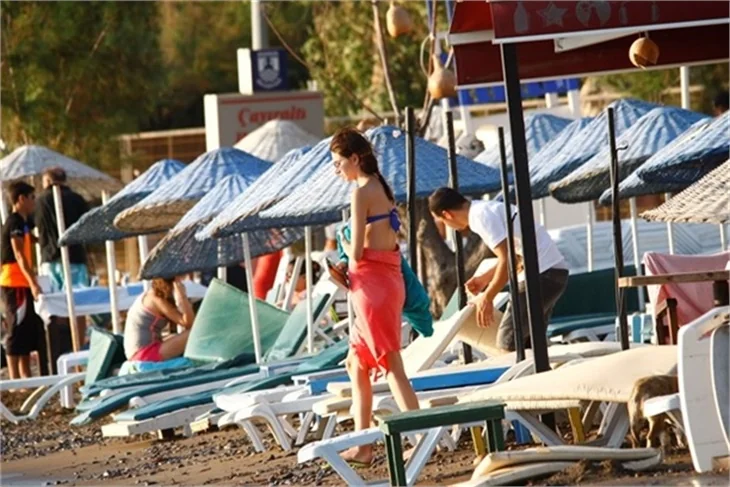 Medcezir'in Ayşe'si bikinili yakalandı!