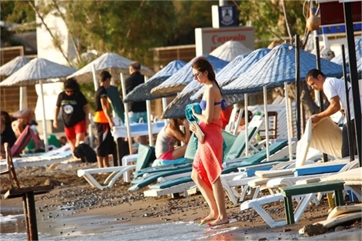 Medcezir'in Ayşe'si bikinili yakalandı!